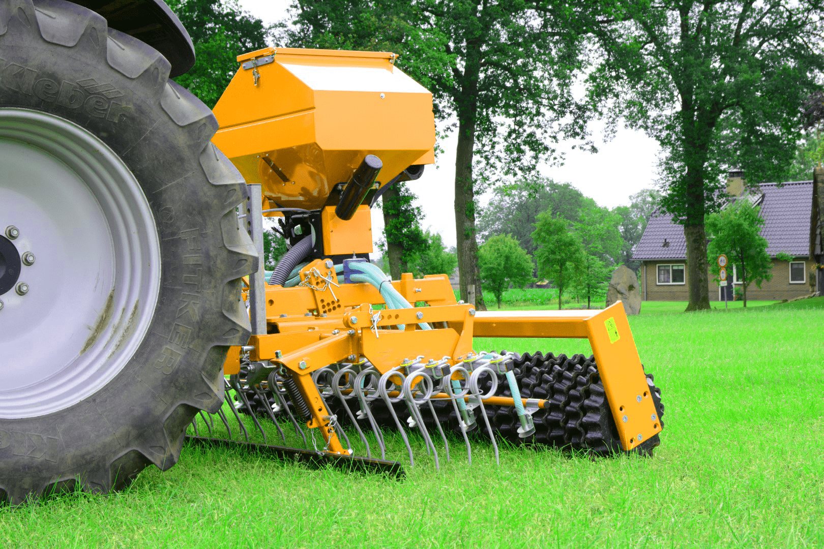 Grass Profi - Regarnisseur pour l'arboriculture et viticulture